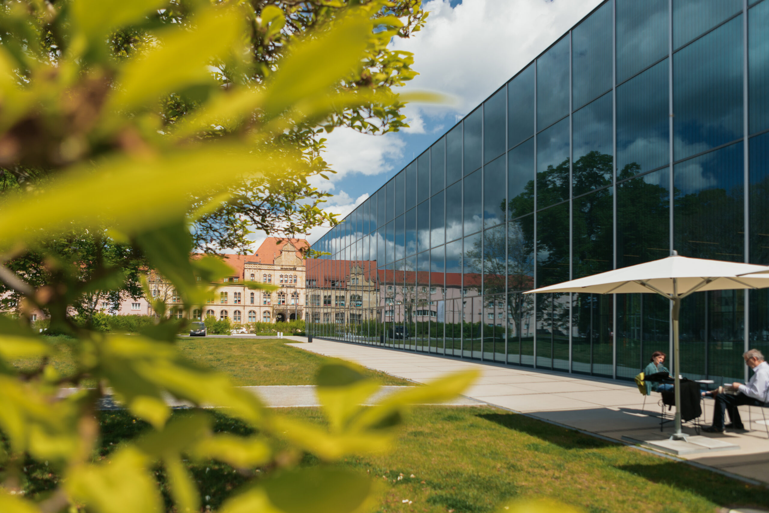 Blick auf das Bauhaus Museum mit Außengastronomie