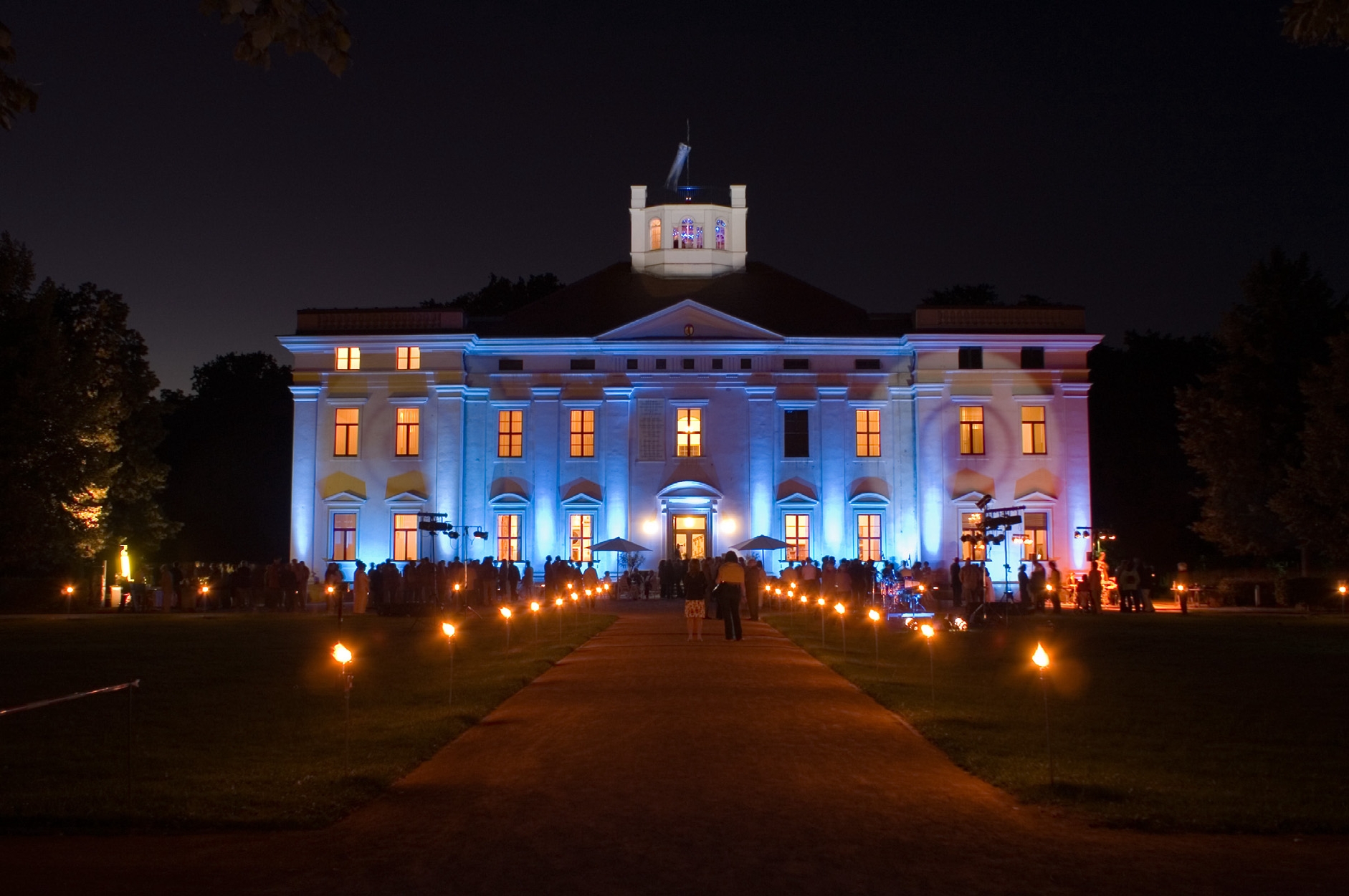 Schloss Georgium nachts illuminiert