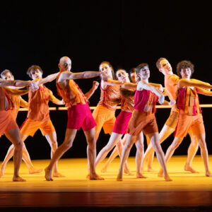 Szenenfoto mit Tanzgruppe aus Tanzt Tanzt Tanzt im Anhaltischen Theater Dessau, Foto Claudia Heysel