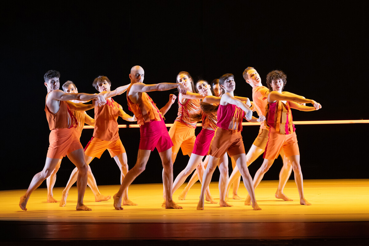 Szenenfoto mit Tanzgruppe aus Tanzt Tanzt Tanzt im Anhaltischen Theater Dessau, Foto Claudia Heysel